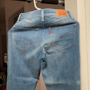 Like new Levi women’s 311 jeans